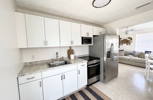 Roberta Heights In Oakdale Park House | Cozy Crab House, Beachside, Walk to Beach & River, Coffee Bar & Fire Pit