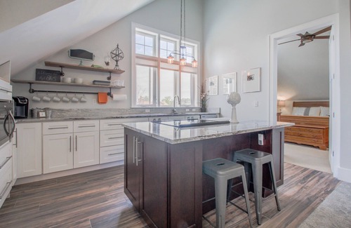 Belmar Park Apartment | Cozy Craftsman 10 Minutes from Denver
