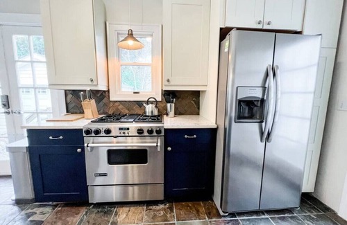 Roselawn Finance House | Cozy Craftsman | East Hyde Park