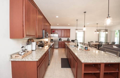 Cocoa House | Cozy Creek Retreat - mins from beaches, rockets, theme parks