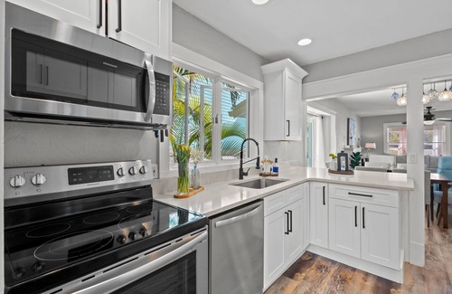 Bradenton House | Cozy Creekside Bungalow