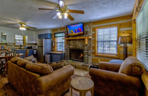 Townsend House | Cozy Creekside Cabin, 3.6mi to National Park, 257 Black Mash