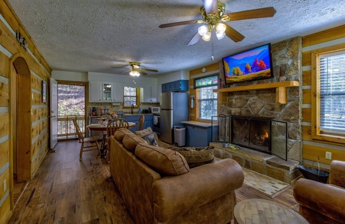 Townsend House | Cozy Creekside Cabin, 3.6mi to National Park, 257 Black Mash