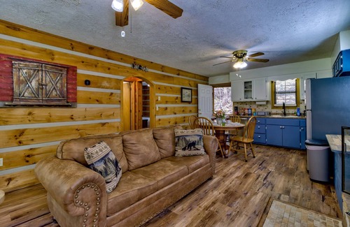 Townsend House | Cozy Creekside Cabin, 3.6mi to National Park, 257 Black Mash