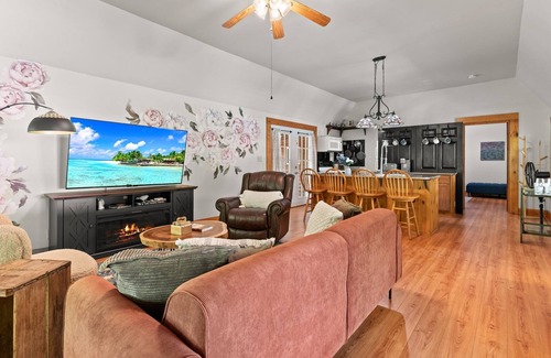 Hillsville Cabin | Cozy creekside cabin w barrel sauna, covered wraparound deck - pet friendly!