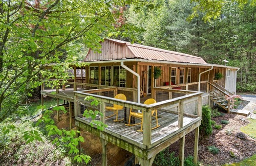 Hillsville Cabin | Cozy creekside cabin w barrel sauna, covered wraparound deck - pet friendly!