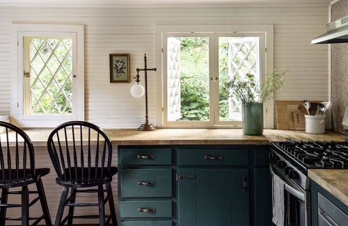 Shandaken Cabin | Cozy Creekside Charmer: Ski Cabin minutes to Phoenicia, Woodstock