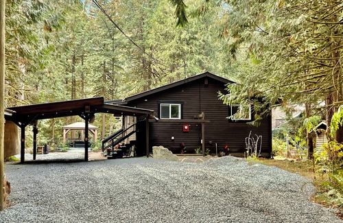 Hope Cottage | Cozy Creekside Cottage