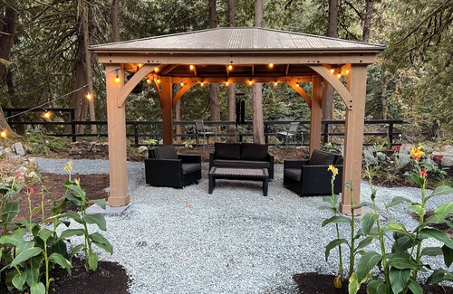 Hope Cottage | Cozy Creekside Cottage