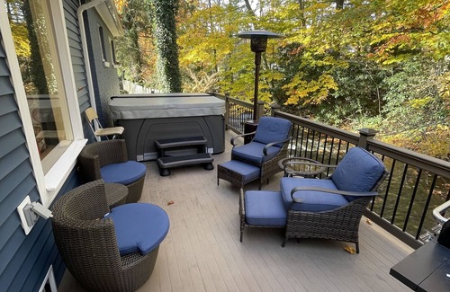 Ligonier House | Cozy Creekside Home