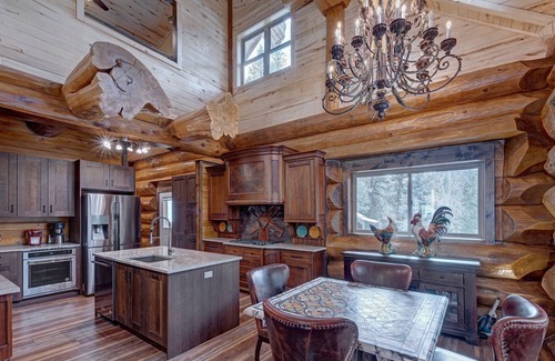 Pine House | Cozy, creekside log home - 30 minutes from Denver