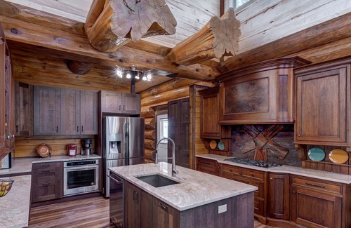 Pine House | Cozy, creekside log home - 30 minutes from Denver