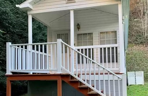 Canada Cottage | Cozy Creekside Tiny Home w/Full Kitchen - Walk to Distillery