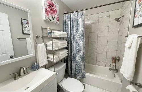 Durham Apartment | * Cozy Crib * Pet Friendly * King Bed *