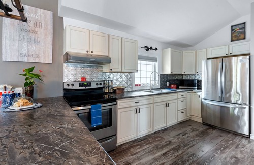 Crystal Beach Cottage | Cozy Crystal Beach Cottage,1 Minute Walk to Bay Beach. Sleep 6.
