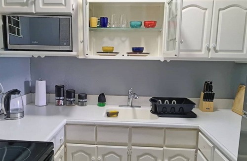 Beverly Hills Condo | Cozy Crystal Towers Liguanea Kingston 2 BR Apt