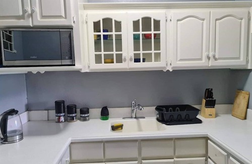 Beverly Hills Condo | Cozy Crystal Towers Liguanea Kingston 2 BR Apt