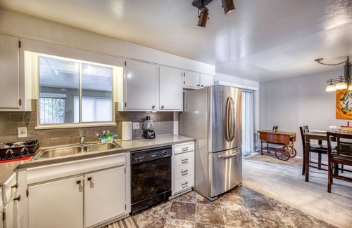 Lakewood Apartment | Cozy Cul-de-Sac Stay | Garage | Kitchen + Sunroom