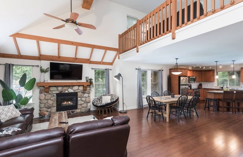 Lindell Beach House | Cozy Cultus Cottage with Shared Pool and Hot Tub. Pet-Friendly!