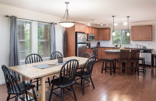 Lindell Beach House | Cozy Cultus Cottage with Shared Pool and Hot Tub. Pet-Friendly!