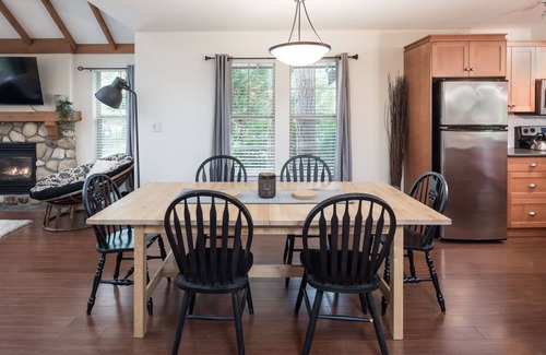 Lindell Beach House | Cozy Cultus Cottage with Shared Pool and Hot Tub. Pet-Friendly!