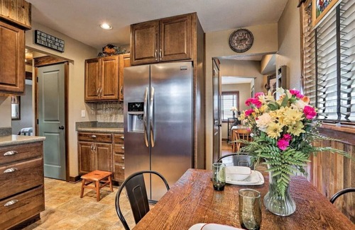 Custer House | Cozy Custer Cottage: Family-Friendly, SD Charm, Bar, Deck & Walk to Dining