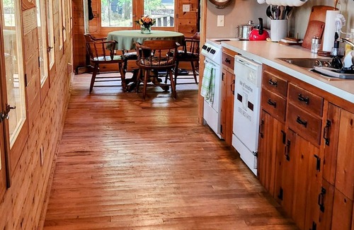 Shelby Cottage | Cozy, cute, clean cottage near Lake Michigan