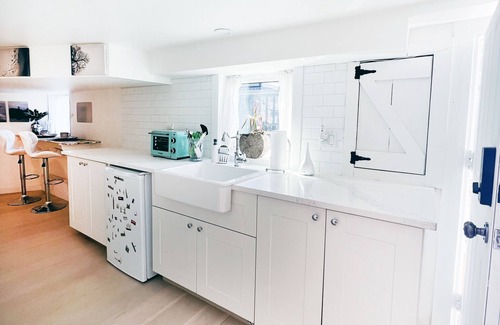 White Rock Apartment | Cozy & Cute right at White Rock Beach is turning Monthly