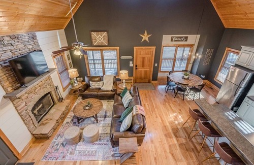 Dahlonega House | Cozy Dahlonega Cabin w/Hot Tub
