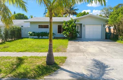 Dania Beach House | Cozy Dania Beach House with Fenced Backyard