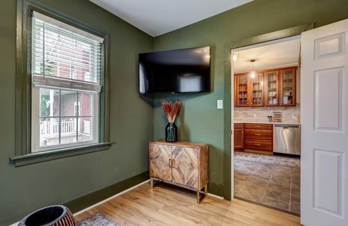 Mountville House | Cozy Dark & Moody Home New Reno 10 mins to Lanc