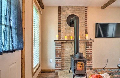 Dayton Apartment | Cozy Dayton Cottage with Yard Walk to Main Street!