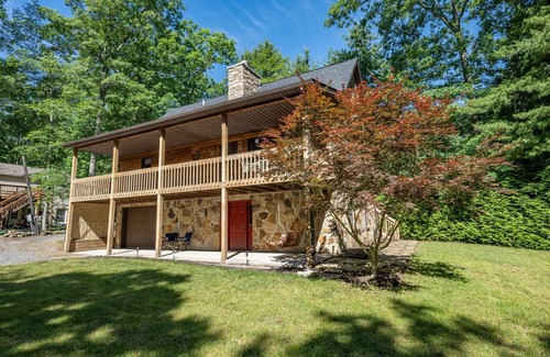 North Glade Hills House | Cozy DCL Cabin with Hot Tub Firepit & Dock Slip