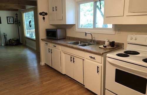 Algonquin Highlands Cabin | Cozy Deeded Access Cabin on Pristine 5 Chain Lake (Maple Lake)