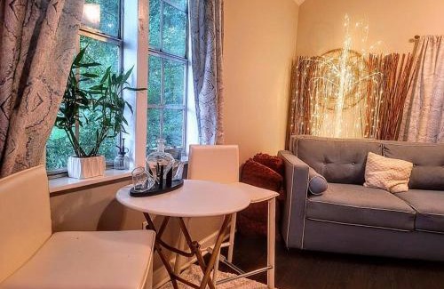 Vollintine-Evergreen Apartment | Cozy Delightful Private Studio near Rhodes College, Shuttle, & Vehicle Rental
