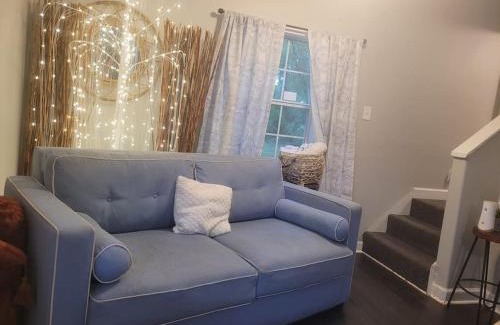 Vollintine-Evergreen Apartment | Cozy Delightful Private Studio near Rhodes College, Shuttle, & Vehicle Rental