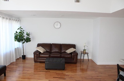 Newark House | Cozy & Deluxe Apartment - EZ Access to NYC
