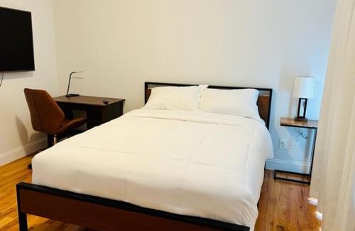 Newark House | Cozy & Deluxe Apartment - EZ Access to NYC