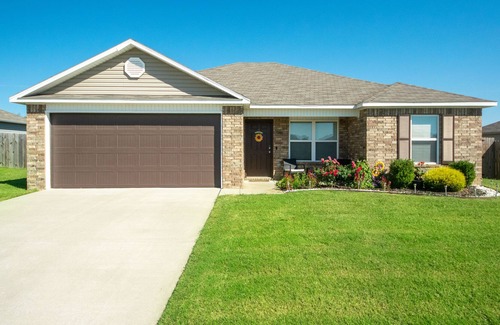 Highfill House | COZY DEN! Practical 3BD 2B home with fenced back yard