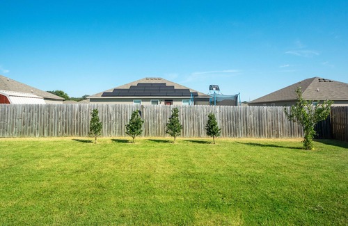 Highfill House | COZY DEN! Practical 3BD 2B home with fenced back yard