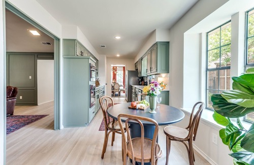 Allen House | Cozy Designer Family Home Arcade, Park, Tennis, Trails, Pickleball and King bed