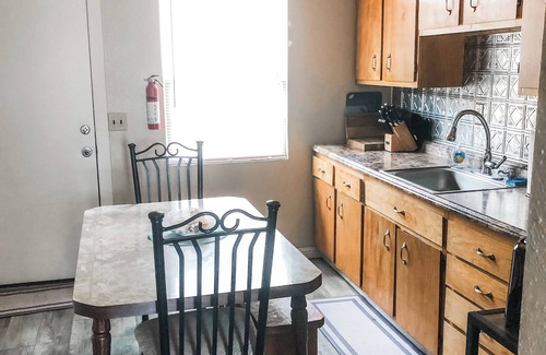 Eureka Cottage | Cozy Dog Friendly Bay Cottage on the Canal, BBQ and private patio