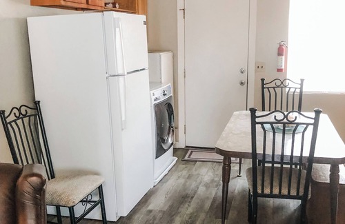 Eureka Cottage | Cozy Dog Friendly Bay Cottage on the Canal, BBQ and private patio