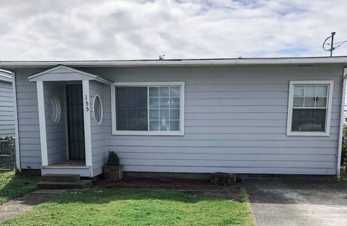 Eureka Cottage | Cozy Dog Friendly Bay Cottage on the Canal, BBQ and private patio