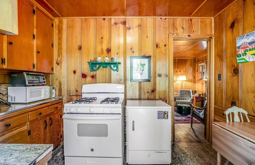 Idyllwild Cabin | Cozy dog friendly cabin w/large deck, original rock fireplace & loft bedroom