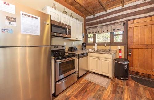 Thayerville House | Cozy Dog Friendly Cabin w/Hot Tub & Lake Access