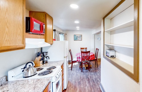 Springfield House | Cozy dog-friendly duplex getaway with fast WiFi & full kitchen