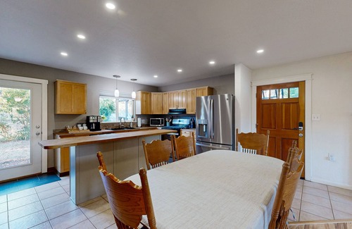 Jamestown House | Cozy dog friendly home, perfect retreat for outdoor activities