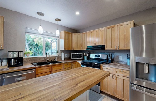 Jamestown House | Cozy dog friendly home, perfect retreat for outdoor activities