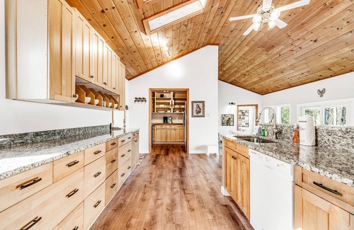 Ellijay House | Cozy dog-friendly home with mountain views, large balcony, wood stove & AC